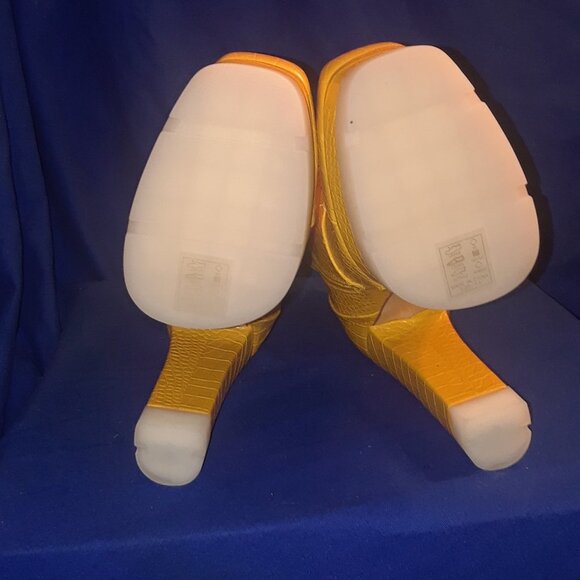 AZALEA WANG NOT YOUR AVERAGE CHUNKY BOOTIE IN YELLOW ( BRAND NEW !!!!) - Picture 8 of 8